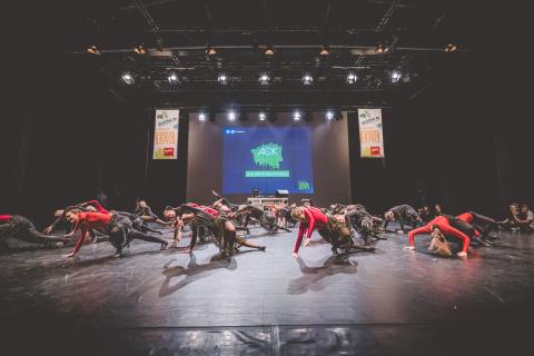 Tänzer auf der Bühne des School Dance Battles