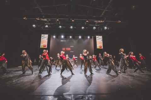 Tänzer auf der Bühne des School Dance Battles