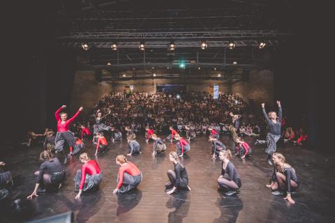 Tänzer auf der Bühne des School Dance Battles
