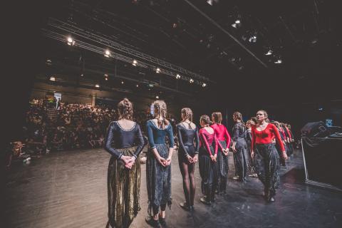 Tänzer auf der Bühne des School Dance Battles