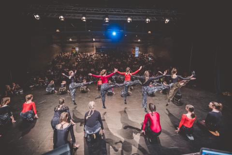 Tänzer auf der Bühne des School Dance Battles
