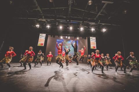 Tänzer auf der Bühne des School Dance Battles