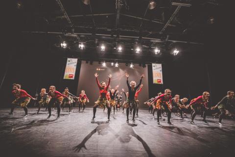 Tänzer auf der Bühne des School Dance Battles