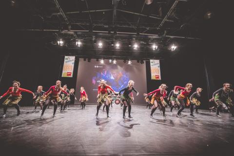 Tänzer auf der Bühne des School Dance Battles