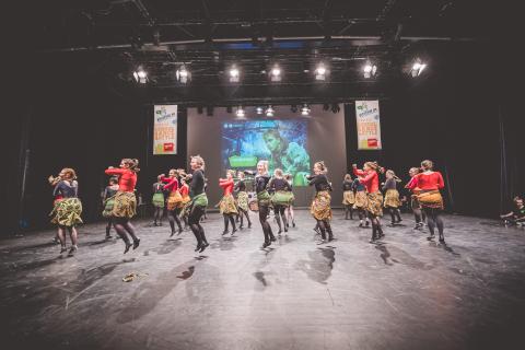 Tänzer auf der Bühne des School Dance Battles