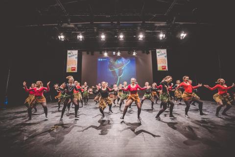 Tänzer auf der Bühne des School Dance Battles