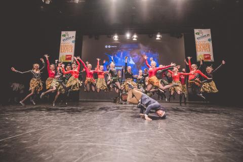 Tänzer auf der Bühne des School Dance Battles