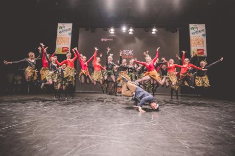 Tänzer auf der Bühne des School Dance Battles