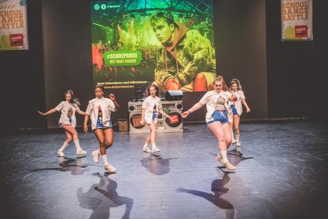 Tänzer auf der Bühne des School Dance Battles