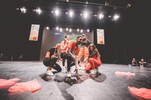 Tänzer auf der Bühne des School Dance Battles