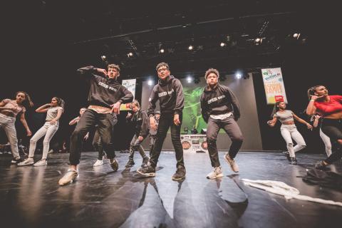 Tänzer auf der Bühne des School Dance Battles