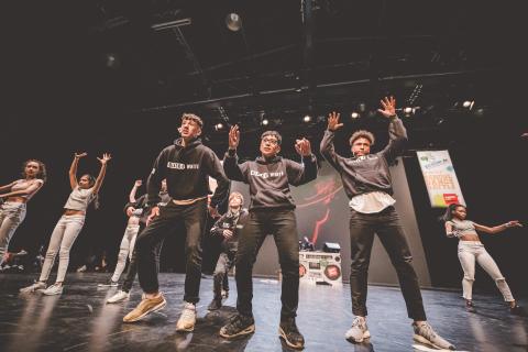 Tänzer auf der Bühne des School Dance Battles