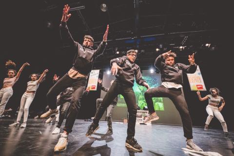 Tänzer auf der Bühne des School Dance Battles