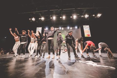 Tänzer auf der Bühne des School Dance Battles