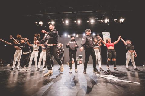 Tänzer auf der Bühne des School Dance Battles