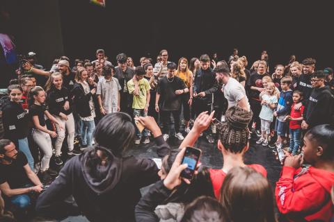 Party auf der Bühne des School Dance Battles