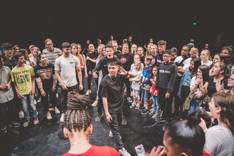 Party auf der Bühne des School Dance Battles