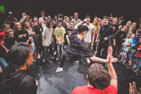 Party auf der Bühne des School Dance Battles