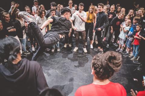 Party auf der Bühne des School Dance Battles