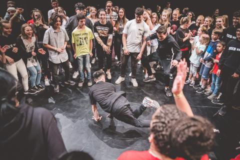 Party auf der Bühne des School Dance Battles