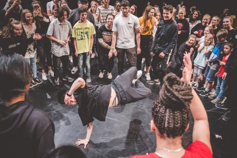 Party auf der Bühne des School Dance Battles