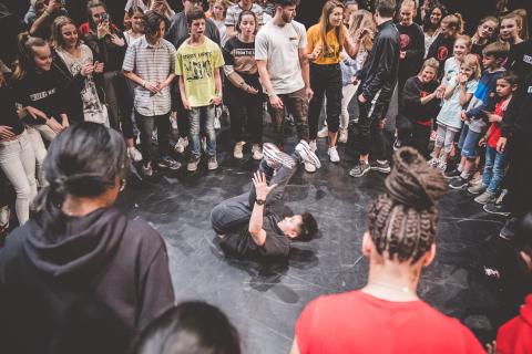 Party auf der Bühne des School Dance Battles