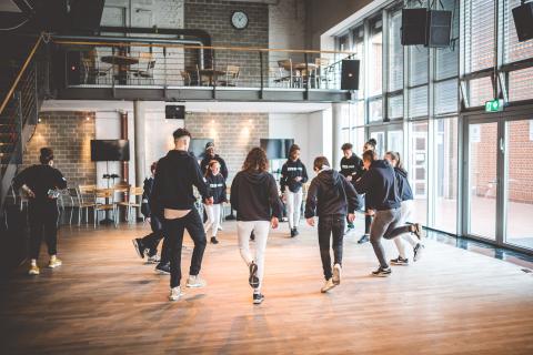 Tänzer proben vor Beginn des School Dance Battles.