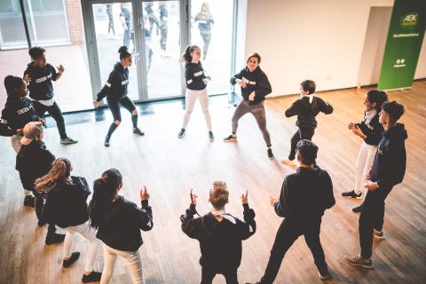 Tänzer proben vor Beginn des School Dance Battles.