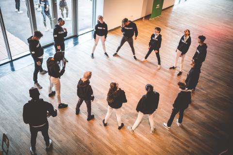 Tänzer proben vor Beginn des School Dance Battles.