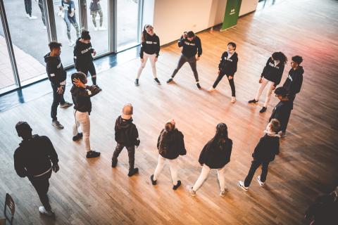 Tänzer proben vor Beginn des School Dance Battles.