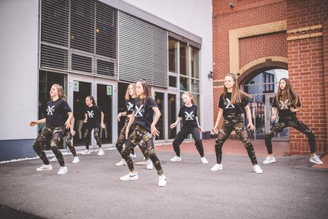 Tänzer proben vor Beginn des School Dance Battles.