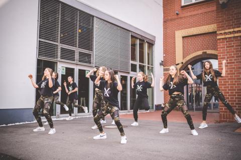 Tänzer proben vor Beginn des School Dance Battles.