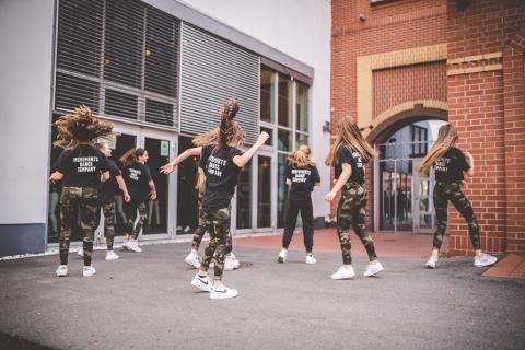 Tänzer proben vor Beginn des School Dance Battles.