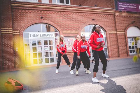 Tänzer proben vor Beginn des School Dance Battles.