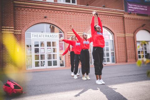 Tänzer proben vor Beginn des School Dance Battles.