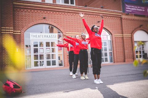 Tänzer proben vor Beginn des School Dance Battles.