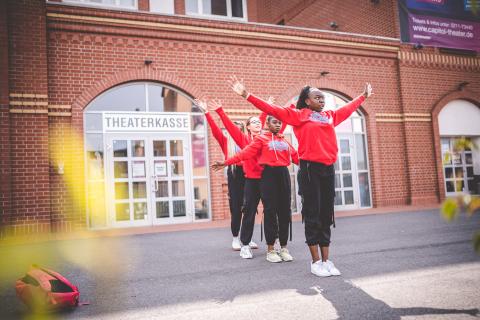 Tänzer proben vor Beginn des School Dance Battles.