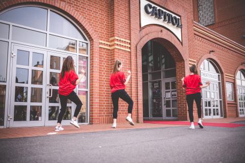 Tänzer proben vor Beginn des School Dance Battles.