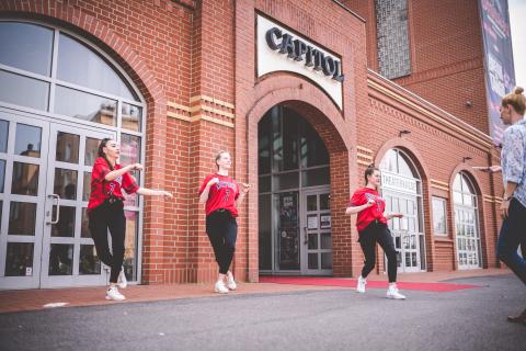 Tänzer proben vor Beginn des School Dance Battles.