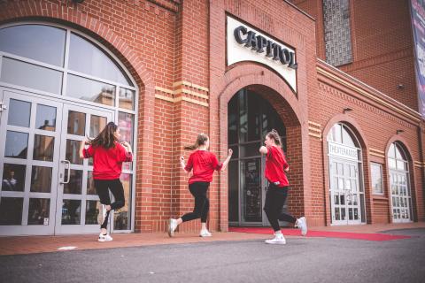 Tänzer proben vor Beginn des School Dance Battles.