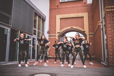 Tänzer proben vor Beginn des School Dance Battles.