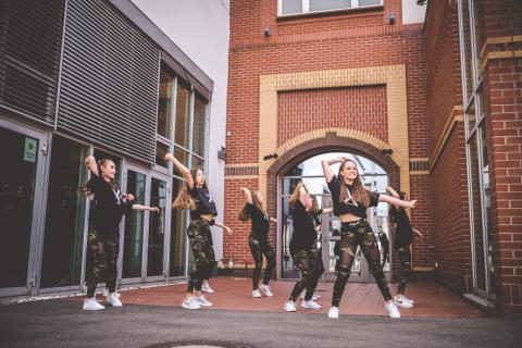 Tänzer proben vor Beginn des School Dance Battles.