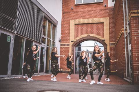 Tänzer proben vor Beginn des School Dance Battles.