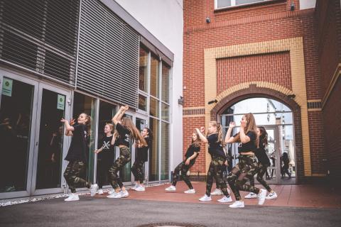 Tänzer proben vor Beginn des School Dance Battles.