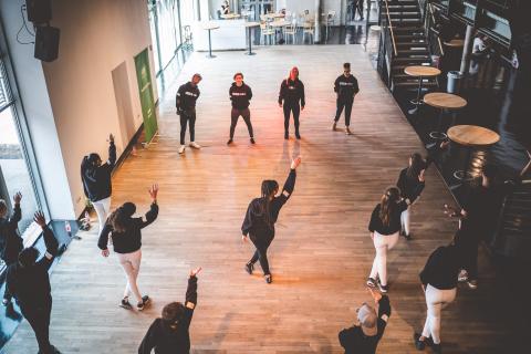 Tänzer proben vor Beginn des School Dance Battles.