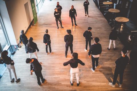 Tänzer proben vor Beginn des School Dance Battles.