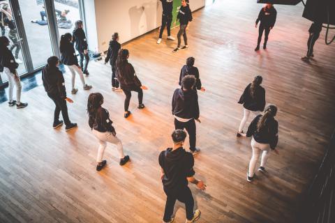 Tänzer proben vor Beginn des School Dance Battles.