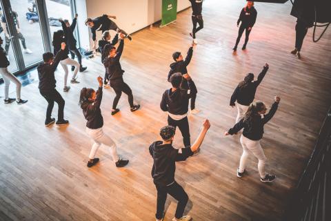 Tänzer proben vor Beginn des School Dance Battles.