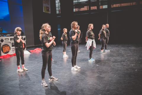 Tänzer auf der Bühne des School Dance Battles.