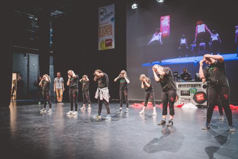 Tänzer auf der Bühne des School Dance Battles.